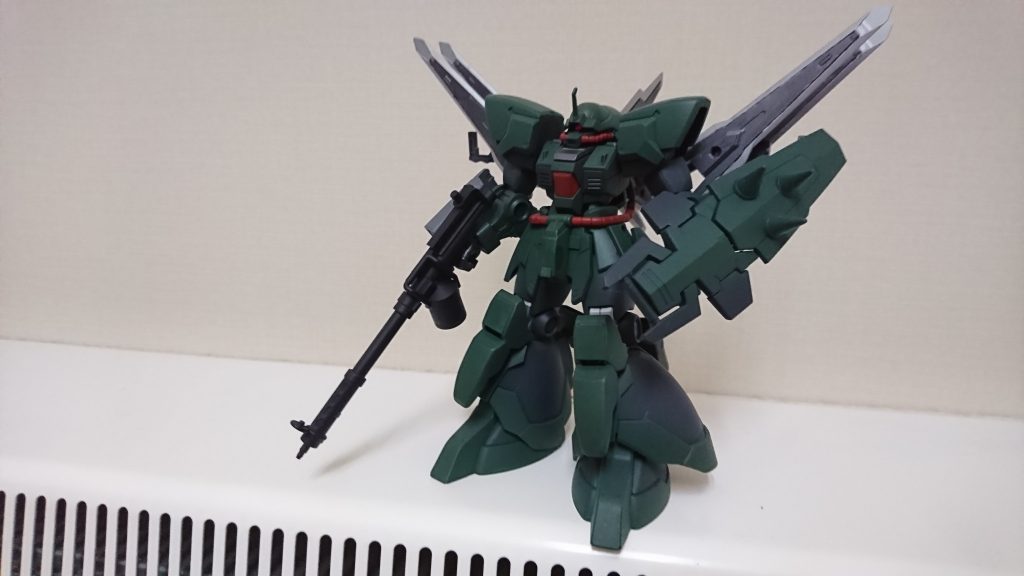 基本の手持ち武器はビームマシンガンとシールド。試作品を使っています。