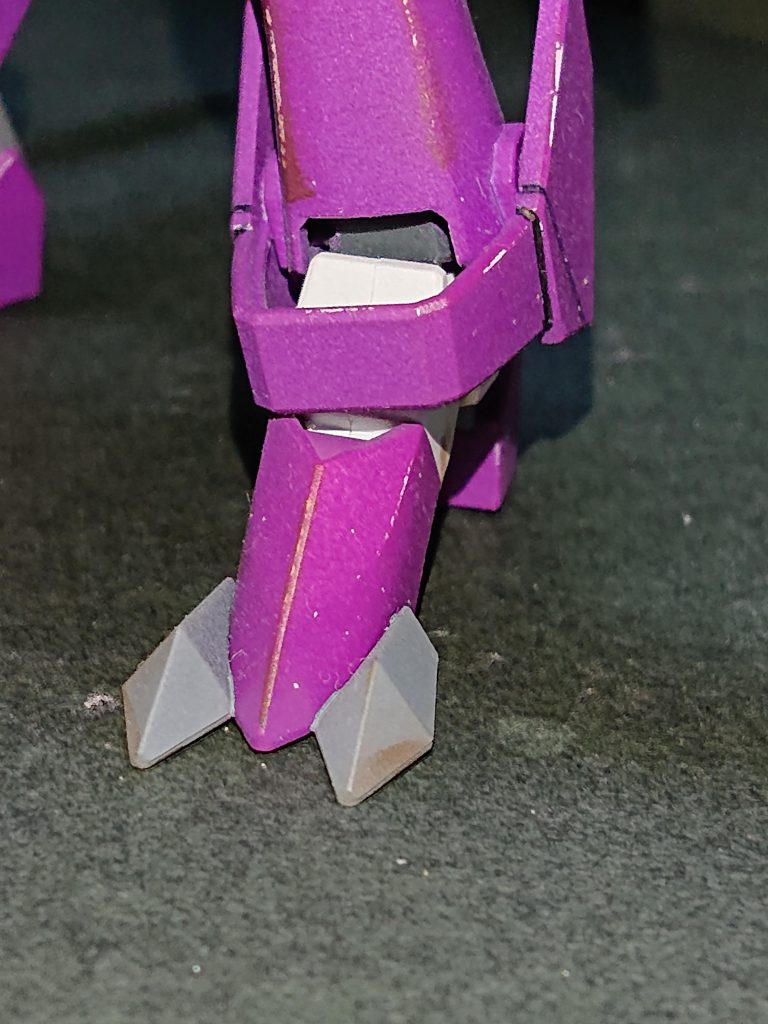爪先はラゴゥの爪先に変更。
爪先パーツの内部をリューターで少々削り、ガイアガンダムの足首パーツの先端を刺さるようになるまで削り出して装着できるようになります。
保持力は削り方で何とかなりますが、私はパテを使ってくっつけてます。