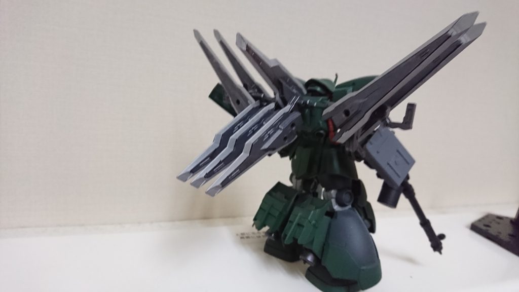 脚はリックドム式、更にバーニア追加。
背中には色々着けてます。