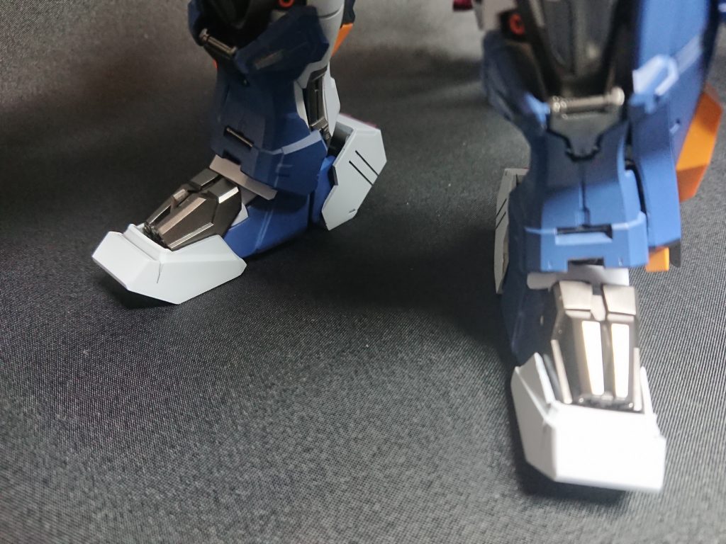 足の増加装甲は余りパーツとジャンクから。

地上戦も考えられた装備で、かかと後部にスラスターがあり地表近くをホバーしながら移動できる。本体のバッテリーも兼ねている。