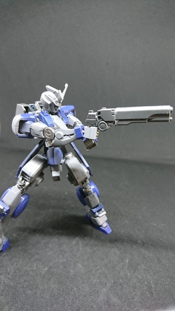 試作型マグナムリリアが残した設計図データの元製作されたハンドガン弾道はレアアロイ弾であり特殊な火薬をを使用しており爆発力が高くナノラミネートアーマーごと装甲を吹き飛ばす威力があり銃器に負担が掛かりやすく4発か装填できない