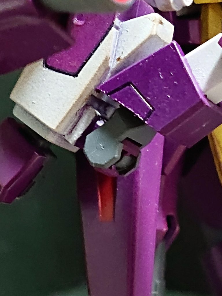 この前肢の変形機構、実はガンダムフラウロスのパーツを使っています。
ガイアガンダムの変形後のパーツを加工してフラウロスのパーツを差し込めるようにしました。
そのままだと寂しすぎたのでガイアガンダムの装甲をエッジングソーを使って半分に切ってつけました。