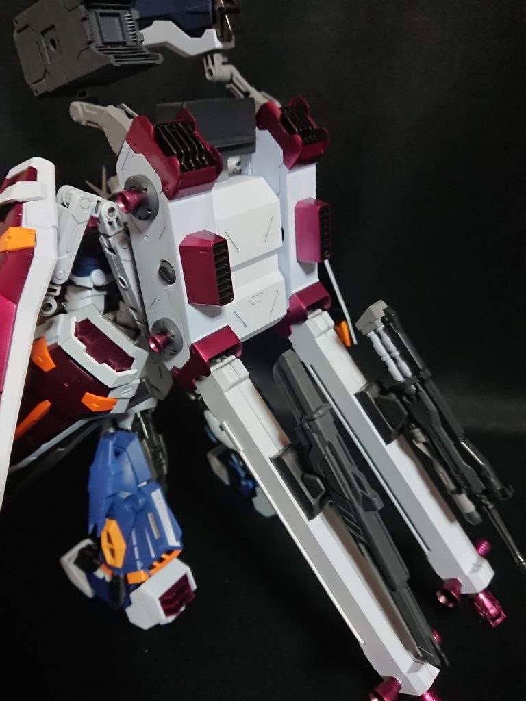 バックパックもFAガンダムを参考にプロペラントタンクやフレキシブルアームも搭載。

中央には核エンジンが搭載されている設定で、MS本体のバッテリー源と合わせるとデスティニーなどの新型のハイパーデュートリオンエンジンに近い性能、エネルギーをもつ。