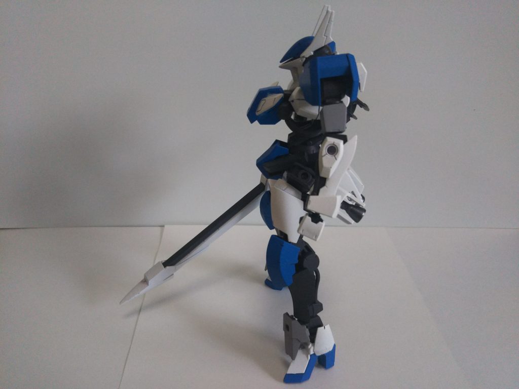 左から
腰のブースターはシュバルベグレイズのパーツと、ストライクの腕を組み立ててます。