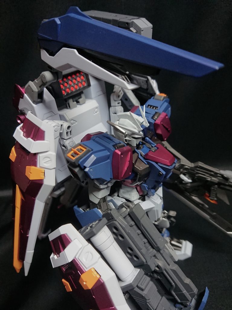 左上の武装はバラエーナプラズマ収束ビーム砲、フリーダムのものと同じ。

赤いマイクロミサイルはヘルダート、このストライクにはザフトのMSや地球軍の戦艦の武装など、両軍関係なく応用したものが搭載されている。
ちなみにこのストライクを運用している組織、パイロットは不明。
レクイエムの攻撃で新たに残骸となったプラント付近を活動拠点としているという設定。