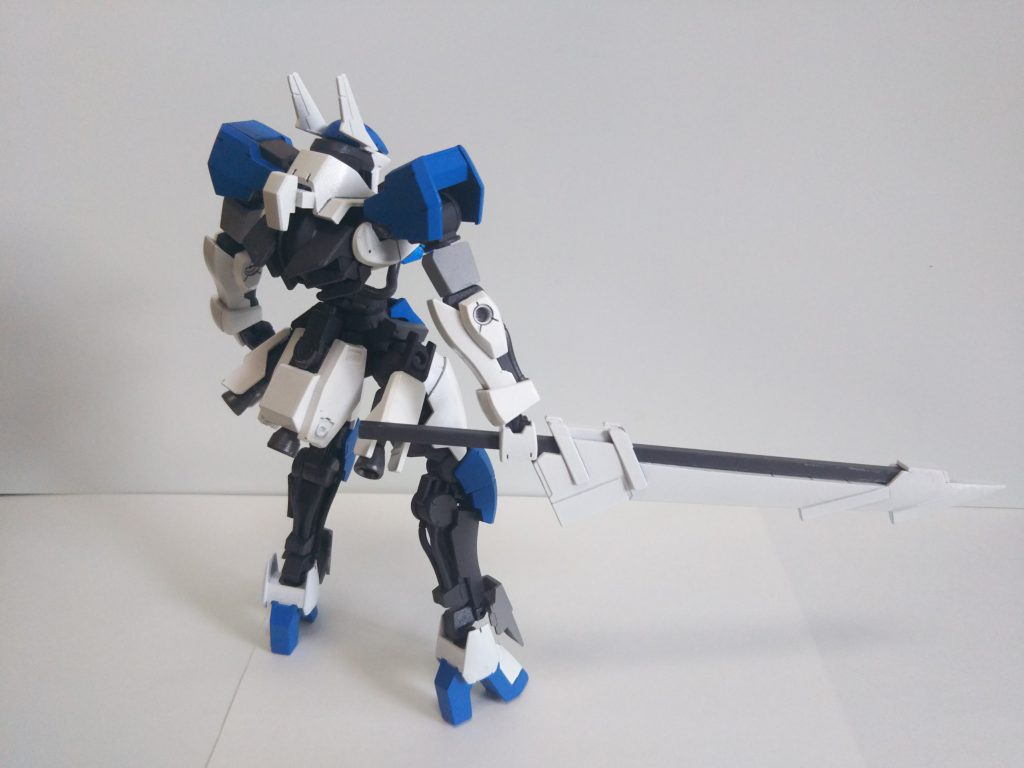背面。
白地に白で見にくいですがバスターソードはトップ絵のように伸ばして両手持ち可能です。アルケーガンダムのバスターソードから拝借。