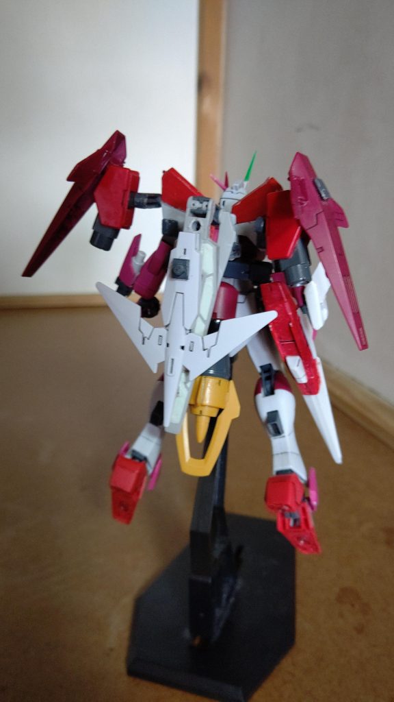 □背面
右腕には以前のストライクのシールドを流用
遠距離、近距離、シールドの三点セットです
バックパックはランシエの腰パーツ、シールド、ジャベリンやリボーンズガンダムのファングのマウント部などで構成
ジャベリンのグレーの接続部へシールドを装着し変形します