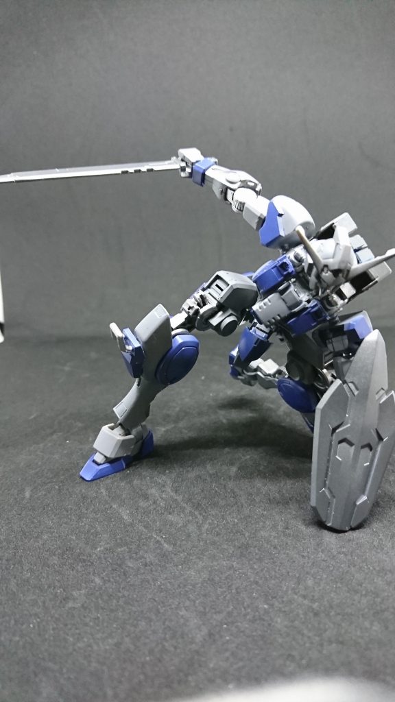 ヨハネス「こいつは……慣れるまで時間がかかるかな?」
ジョッシュ「極秘開発チームがこそこそ開発した新フレームだからな一癖違う代物だ…実戦で慣れるしかない」
ヨハネス「だよなー兄貴に任せたらろくなことが起きないからな」
アロンソ「聞こえてるぞ…ヨハン」
ヨハネス「そう怒るなよ兄貴、俺にはこっちの方があってるから任せな」
彼らはさまざまな出来事を目にするだろう……反ギャラルホルン勢力「ヘルヘイム」が動き出すことを…