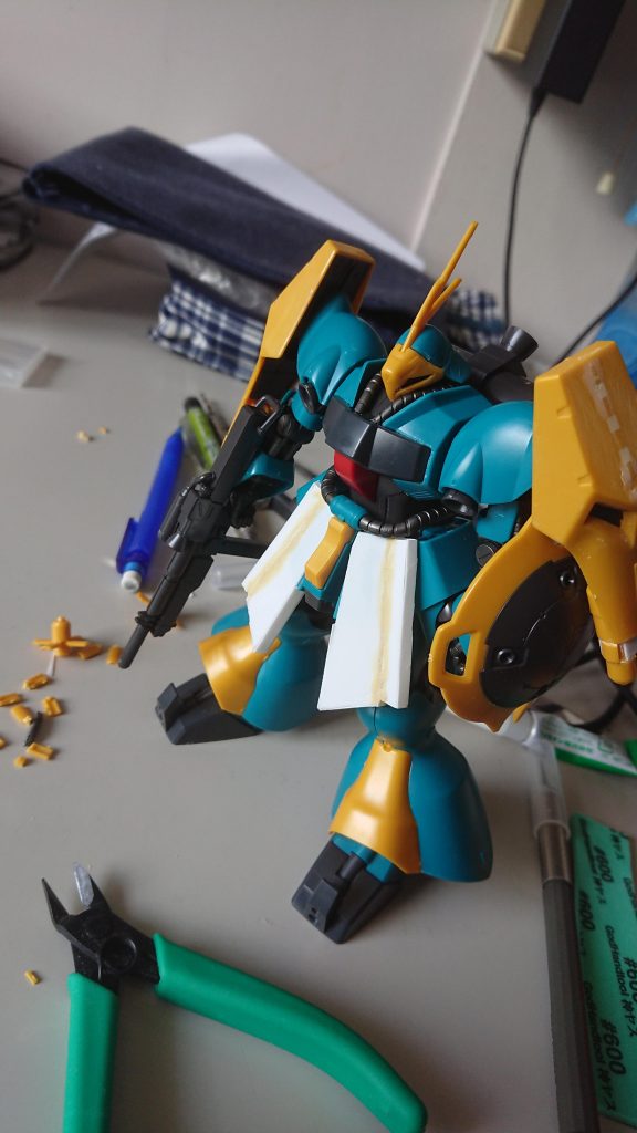 元々、このヤクト・ドーガには色々な設定を設けていました。
ニュータイプ部隊との戦闘が可能なようにEXAMに似た補助システムをつけるといった感じです。