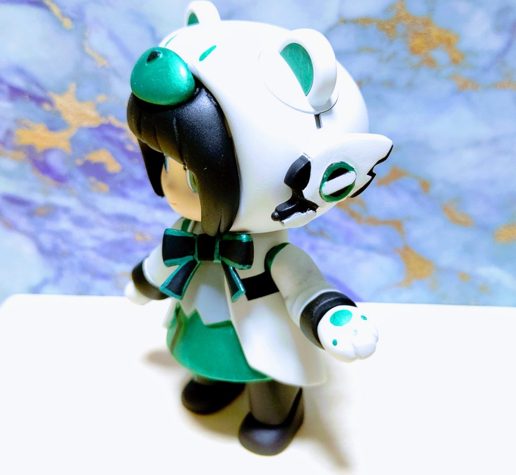 クマらしく肉球ハンドに。