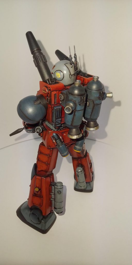 背面にキャノンの弾を入れる部分(マガジン式)と砲煙排気ダクトを付けました。
脚にはブースターを載せて機動力アップを謀ります。