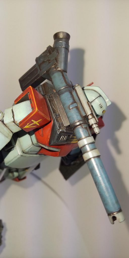 火力増強の方法は無反動ロケット砲を肩に直付け固定しただけの単純なものです。
なので射角は機体の姿勢でとります。
ロケット砲はプラパイプを芯にでっち上げてます。