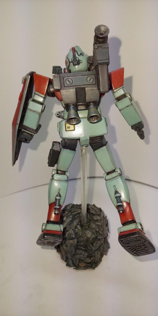 本体はジムのままですが、機動力を上げるためにランドセル推力をアップ。
台座は塗料瓶にプラ板を巻いてコルクチップを貼り、隕鉄っぽさを狙って金属色で化粧してます。