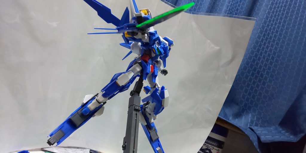 頭、胴体、太もも、スリッパ、バックパック、右手の剣がアメージングエクシアであとはアヴァランチエクシアダッシュです。無塗装ですがそのままでも色がマッチしていて良かったです