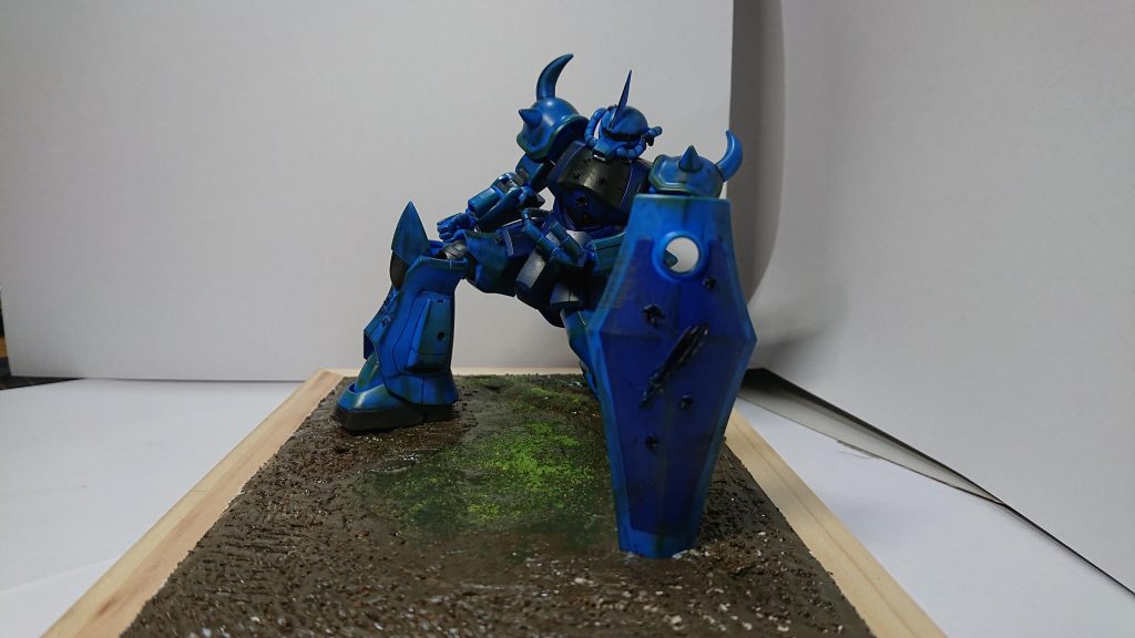 正面からだとこんな感じで股の開き具合がちょっと……