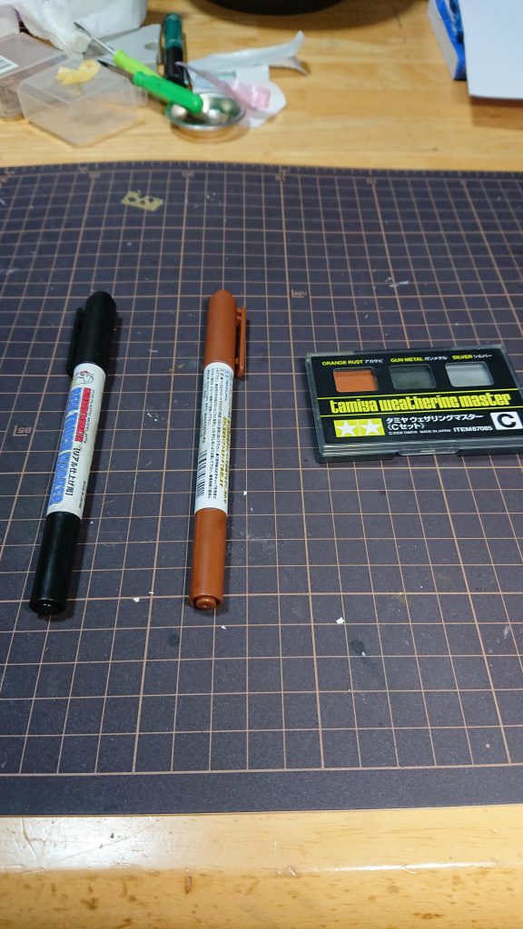 本体の汚しはこいつらでやりました。めちゃくちゃ楽しかったけど腰が痛いです…