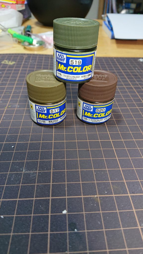 土台の色はほぼこいつらです。あとは筆先をカットしたりして散りばめてるんですけど近くでみないと分からないと思います。