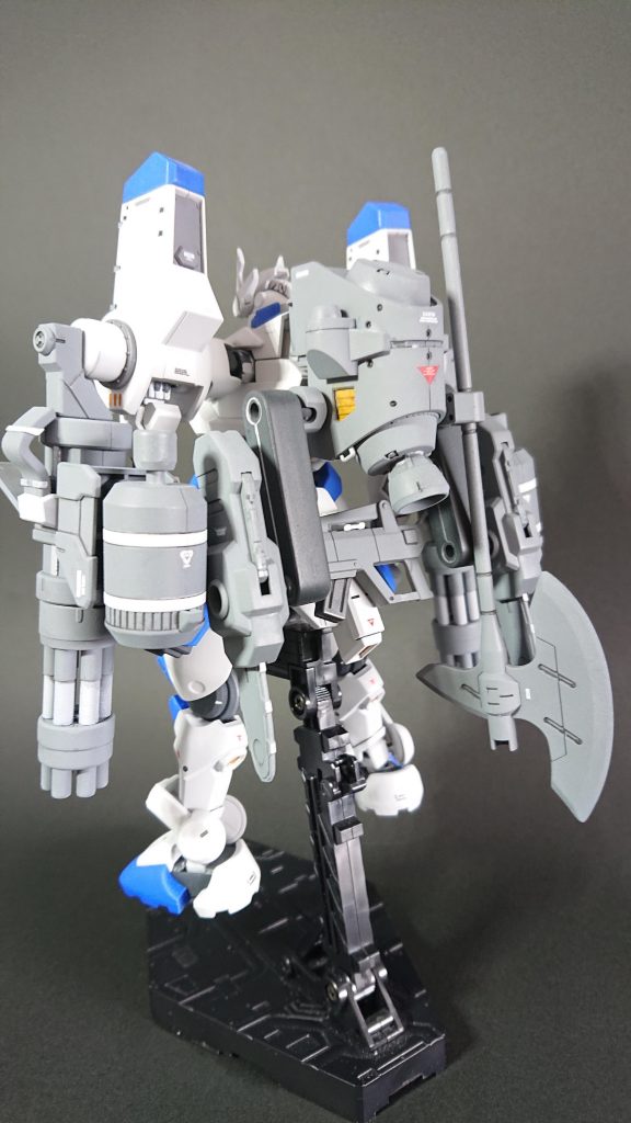 背面 鉄血の世界ではビーム攻撃はほぼなく金属と金属のぶつかり合いなので、無骨な感じになるように装備を選んでいます。