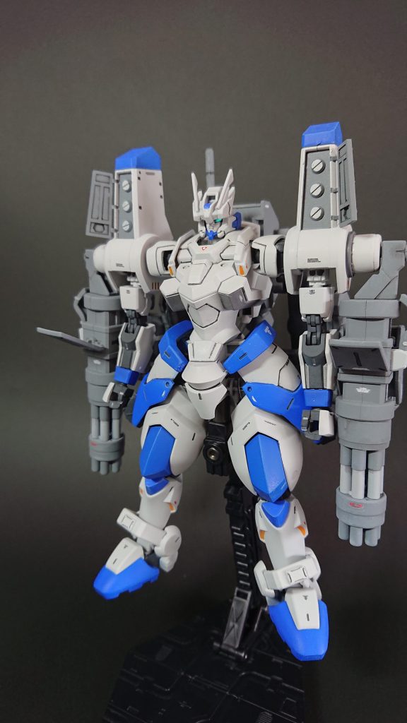 正面 肩の出っ張りは開閉式に改造し中をミサイルポッドのようにしています。