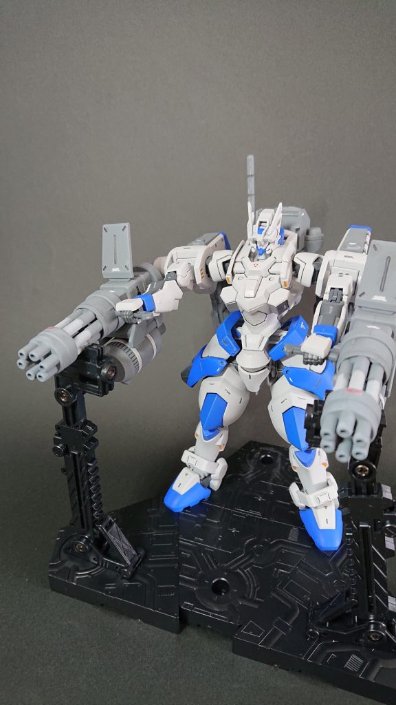 両手に装備したガトリングでの攻撃 戦闘ではまずこれで乱れ撃ちです。 狙う必要はありません。ただ撃つのみです。