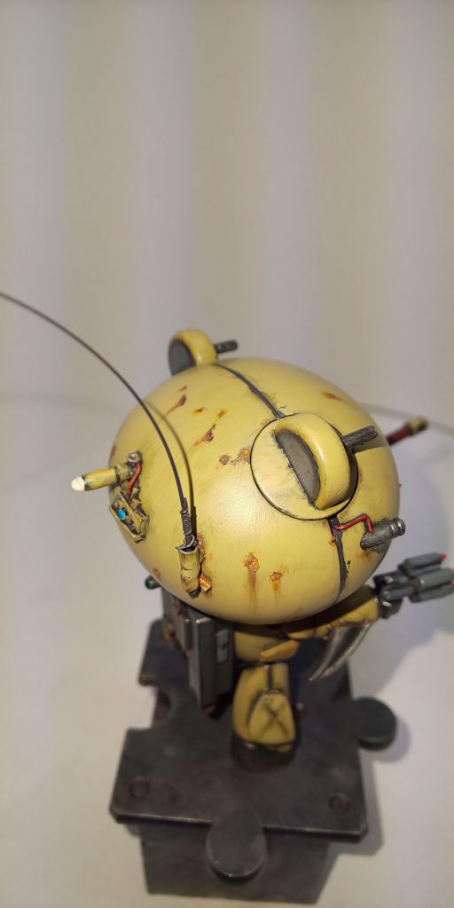 頭のアップ。耳にはマシンガンを装備してます。