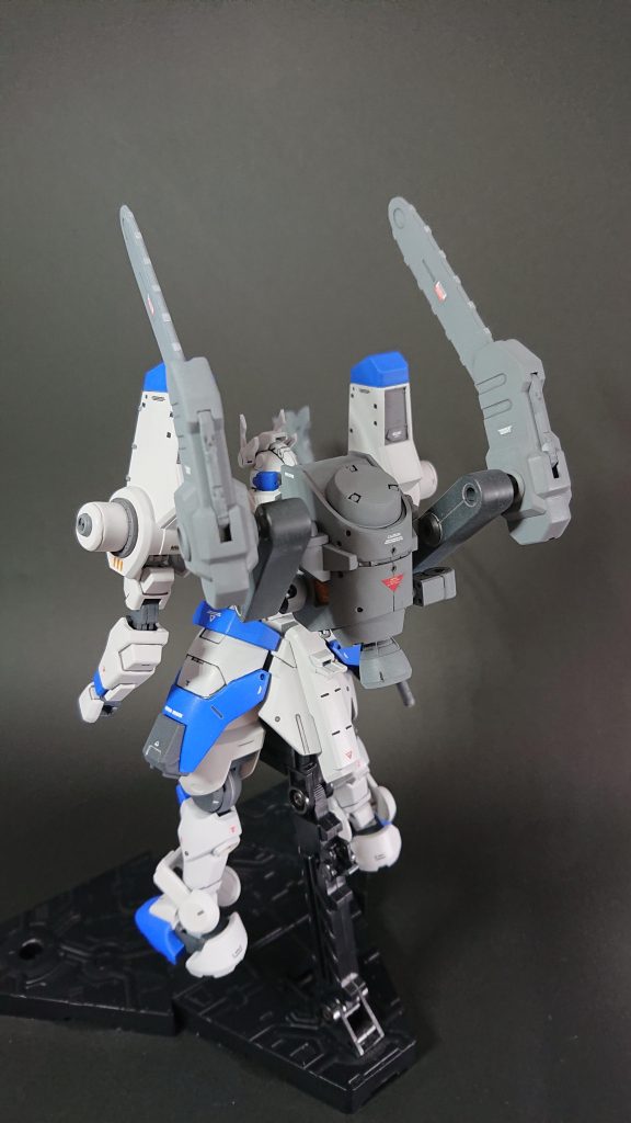 背中のチェーンソーはサブアームのように使える設定です。攻撃専用サブアームみたいな感じです。