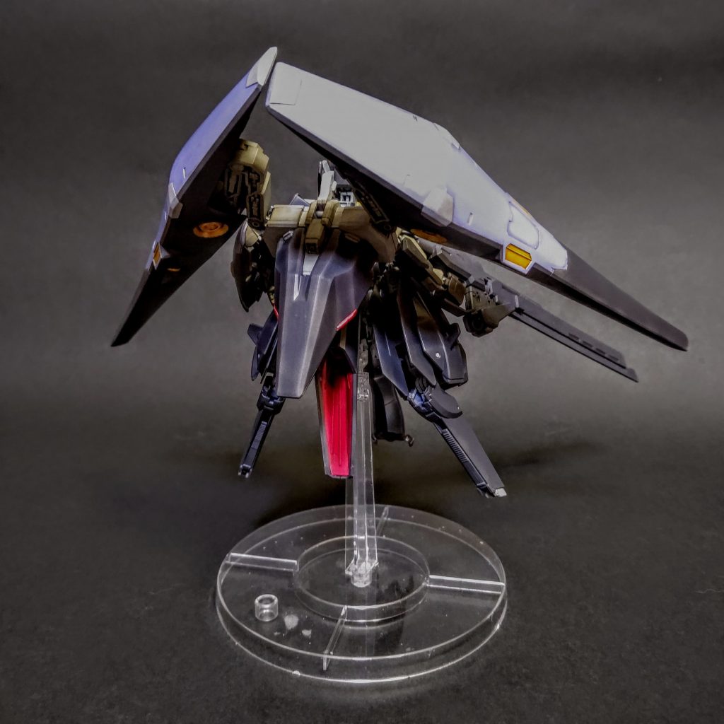 シールドを手に装備したMS第二形態。
今回は色んな所にネオジム磁石が仕込まれていて、盾もそうですが、変形の形状をカチッとキープするなど非常に重宝していますw