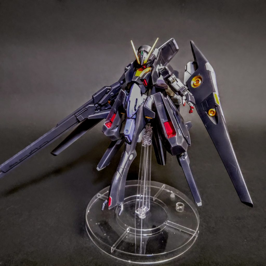 MS形態　背中に折り畳まれていたウーンド頭部を起こした状態です。
メッサーラの大型ブースターはジャンクで持っていたのですが、このMS形態のどことなーくフライルーぽい盾を再現したかったのでキマリストルーパーのデストロイヤーランスのほうを採用しました。