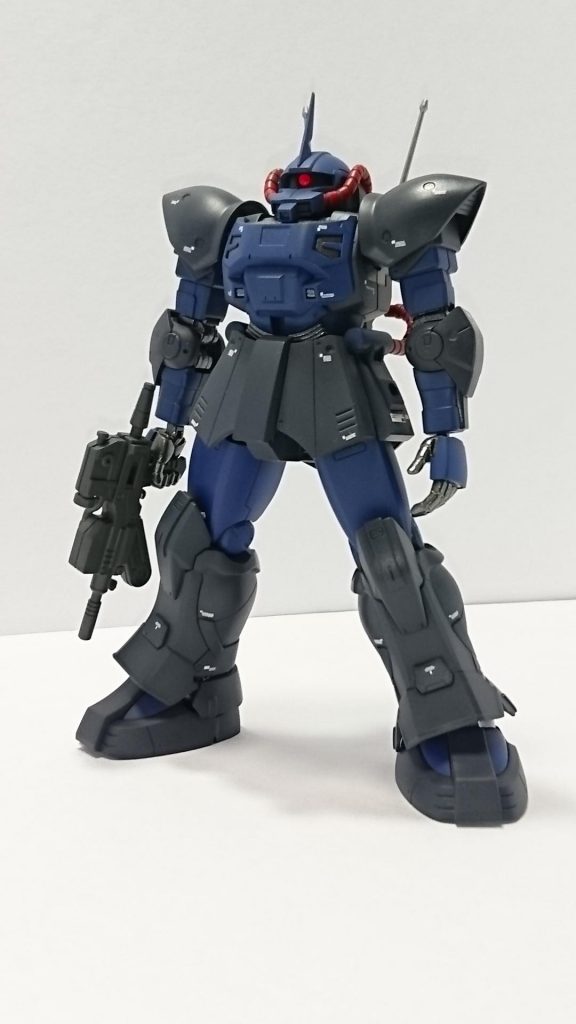 モノアイのクリアパーツ化とアンテナを追加した以外はストレートに組んでます。