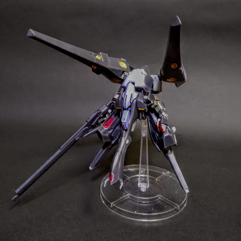 中間形態　頭部はなんとなく似ていると感じたガルバルディリベイクから。胴体部分はジャンク1000円で購入したハシュマルの足で出来ています。