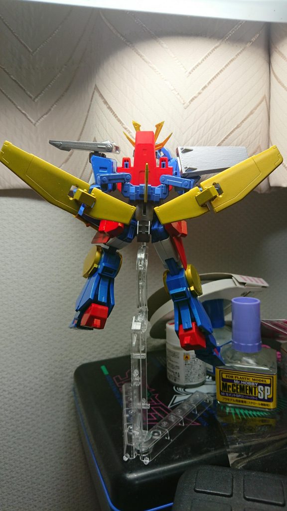 後ろ姿。
以前、ガンプラを買うとついてきた背部ユニット？みたいなパーツを使いました。
翼部分は本来なら腕にあるパーツをもってきてます