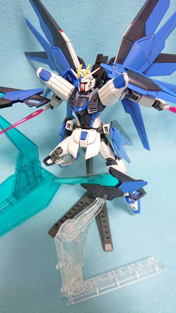 バックパック上部のパーツがブレイドドラグーンとして変形する。