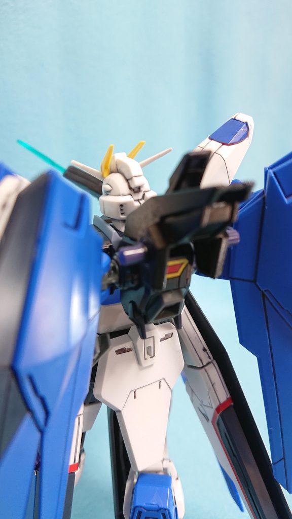 バックパック上部のパーツはAGE2マグナムの肩パーツを黒で塗装して接着しました。
今回は初めての塗装ということで割と汚かったと思いました。それでも理想のフリーダムを作ることができました!
閲覧ありがとうございました❗