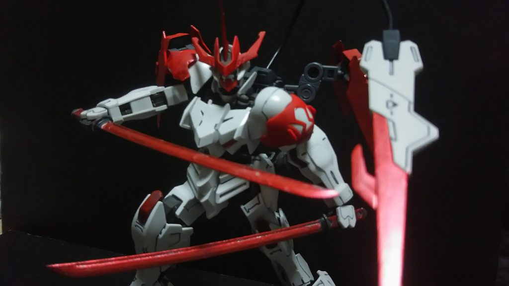 ④GNテイルソード:③同様にGN粒子をまとわせた実剣、操縦者の感覚通りにのびて敵機に攻撃可能な兵器
GNゼノソードとGNテイルソードの3刀流による攻撃も可能に