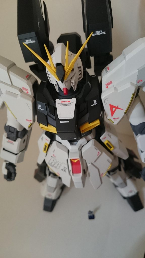 顔とコックピットブロック、胸のダクトのみの変更で、νガンダムの雰囲気が出せました。この角度、なんかカッコいい。これは、Mrカラーのミッドナイトブルーで塗ってます。