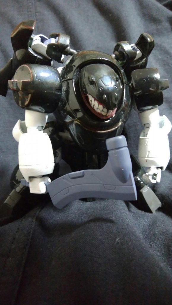 無言で襲いかかってきそうな顔。