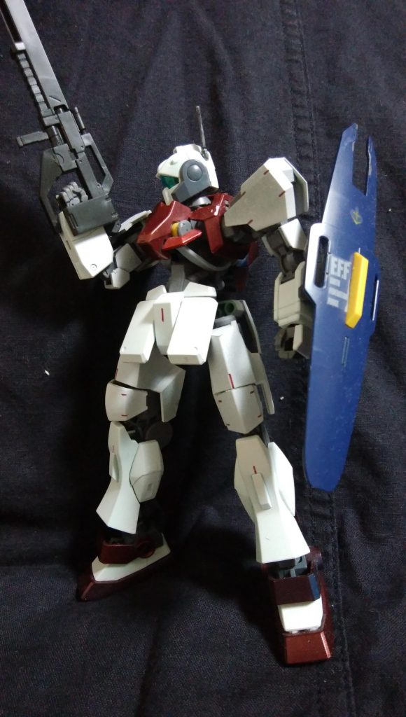 正面はグレイズの面影が強い
写真には写せませんでしたが
ネモの頭をくり抜きグレイズの目玉を
ねじ込んでいます。