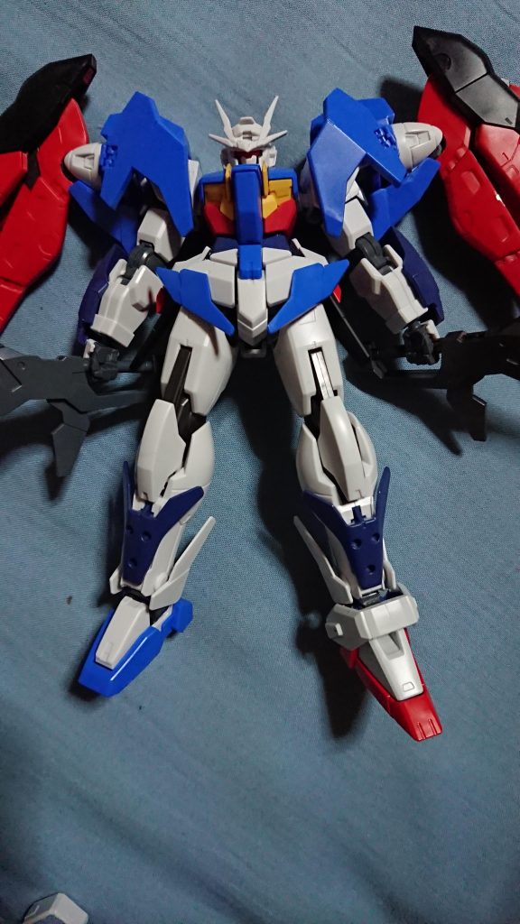 RGデスティニーのつま先をコンバートし、短足気味なほどマッシブな脚部のバランスを取りました。