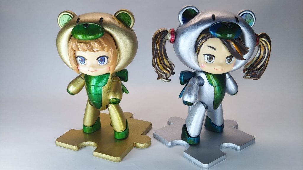 チークの付け方ですが、非常に簡単です。顔のパーツには半光沢のトップコートを吹きます。乾燥後に赤の色鉛筆を目の荒い紙やすりで削ります。生じた『赤い粉』を筆でパッパッと頬に叩くように濃い目に擦り付けます。白でてかりの点をつける。仕上げたらつや消しコート吹き。濃い目のチークが少し落ちて、全体的に落ち着きます。

基本は島田フミカネのキャラを参考にしました。