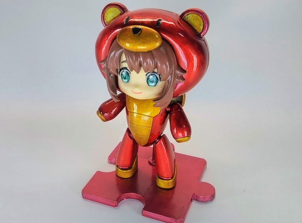 最初はモモ。メタリックの代表色のレッド。メタリックレッドを基本色に、クリアーレッドとクリアーオレンジを添加。あんず飴のような色に。ゴールドはゴールドにクリアーオレンジ。瞳は手書きです（モモのみ）。

髪の毛はサーモンピンクに白、明るいブラウン系で混色（パーセンテージは御自身でお試しを）。リアルモモの設定画に近づけました。