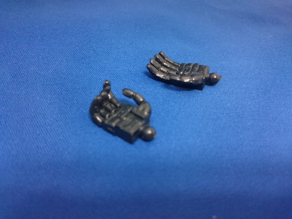 平手のハンドパーツをドライヤーで曲げて武器持ち手に