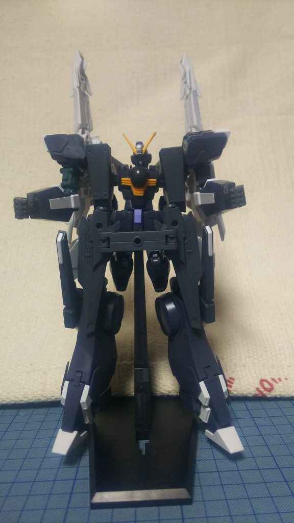 以前からドーベンウルフやシルヴァバレトとクロスボーンのミキシングは試していたのですが、サプレッサーとX2
の色合いがほぼ同じということで、塗装せずに違和感無く組み合わせる事が出来ました。イメージの元ネタにも近いカラーリングで大満足です。