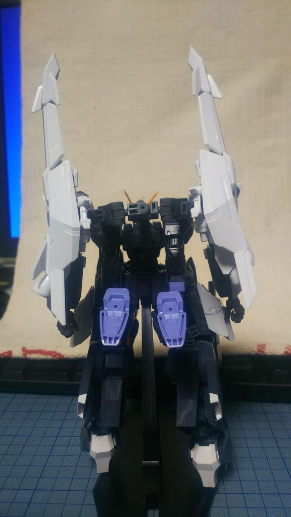 X2が正座しているので後ろから見てはいけないことになってます。
雑誌付録のアメイジングレヴも久しぶりに引っ張り出してきましたが、摩耗でプラプラになってます。
今度ジオニックソードが発売したらサーフボード代わりに装備させてみますか?