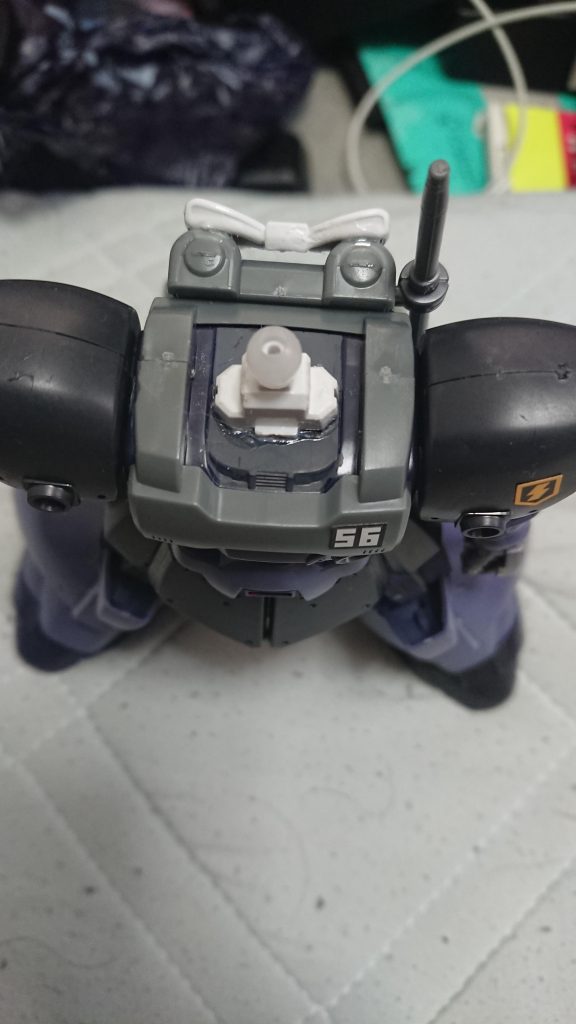 首の接続にはチェアーストライカーのパーツを加工したものを使用。失敗覚悟で調整。