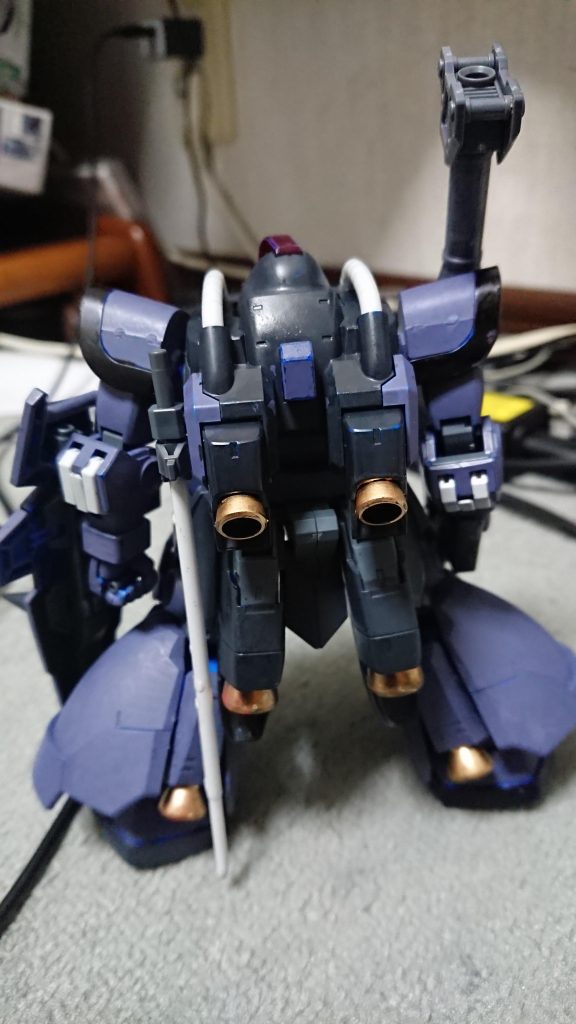 ベースはHGBF ドムR35。
ブレードアンテナと肩部装甲を省いたことでMS-09に近い形状に戻っている。