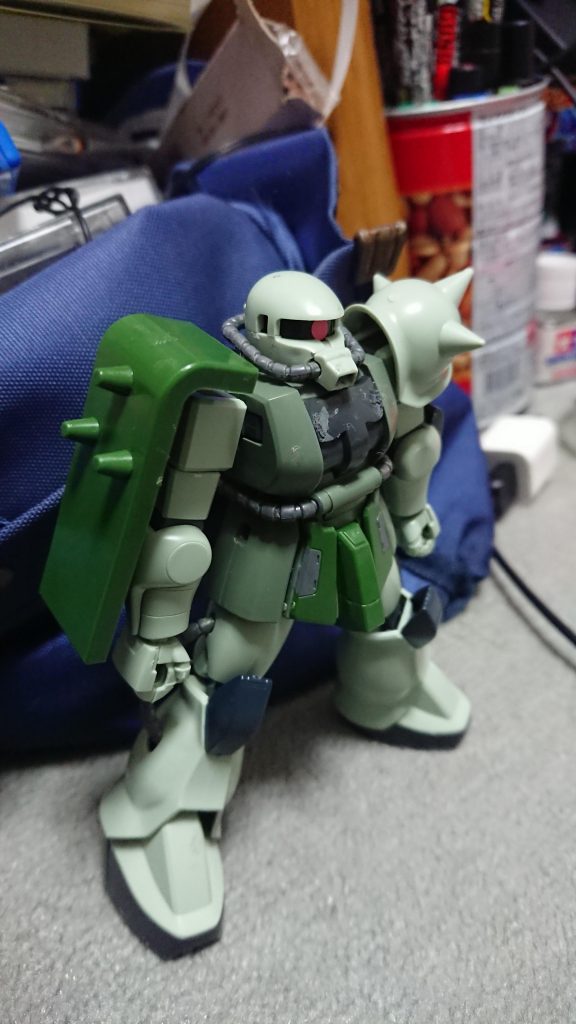 塗装前
リバイブが出なかった傑作キットがベースですが、ボディー色が薄い！
この地点では、合計が1800円。
後で足にはスラスターがないことがわかり、200円で買えるプラ板を探しに息抜きのドライブを兼ねて、ジョーシンへ………