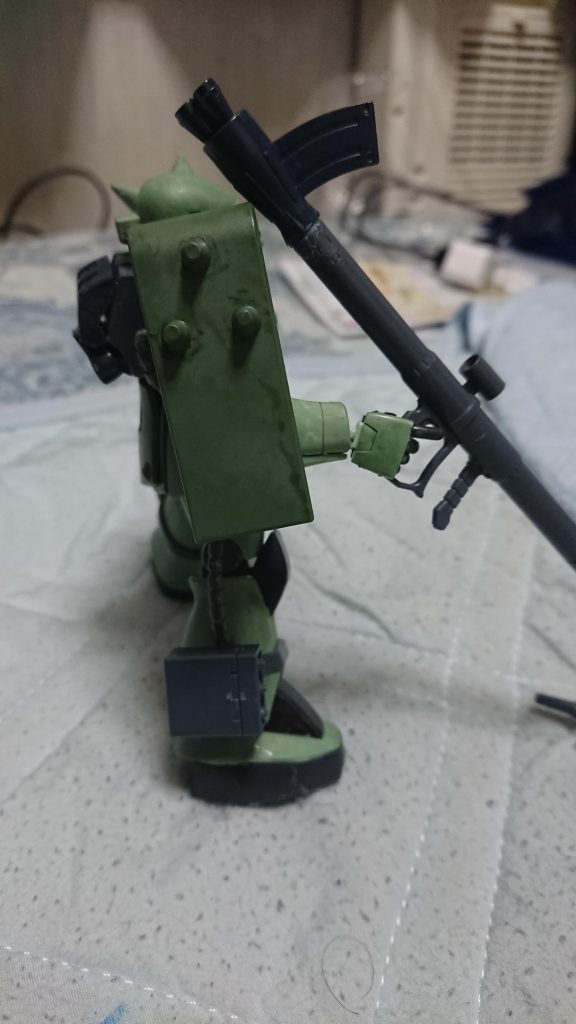 ザクバズーカはJC型のマガジン部分をカットし、HGUCのバズーカに接着。カッコいい。