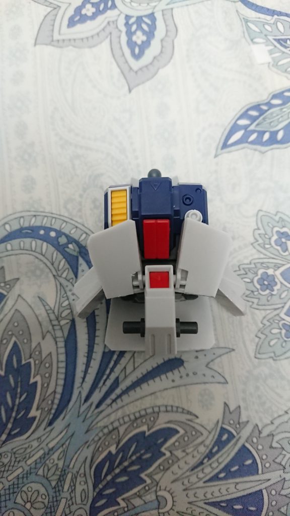 隙間をプラ板で埋めましたが、下手すぎ………