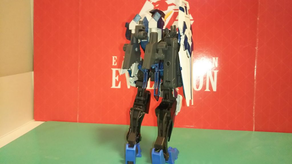 こちらの設定は、厄災戦時、戦線を離脱した時にパイロットが鉱山で働く人に助けられ、この世を後にするときに鉱山の人に託され、作業用として代々使われ続けました。(長くなりすぎるので端折りました)
右腕と脚部装甲は失われバックパックは破損しており、右腕は作業アームを装着し、脚部装甲は適当なものを間接部を守るように装着されました。(黒い装甲)
バックパックは修復がてらマウンタを増設