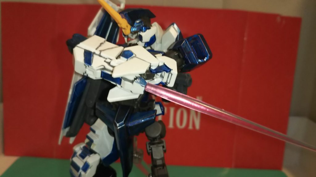 左腕にはMAの技術が利用されている唯一無二のビームサーベルがひとつ。
右腕にもあったが失われている。
たったひとつしかないため大事に使われている。